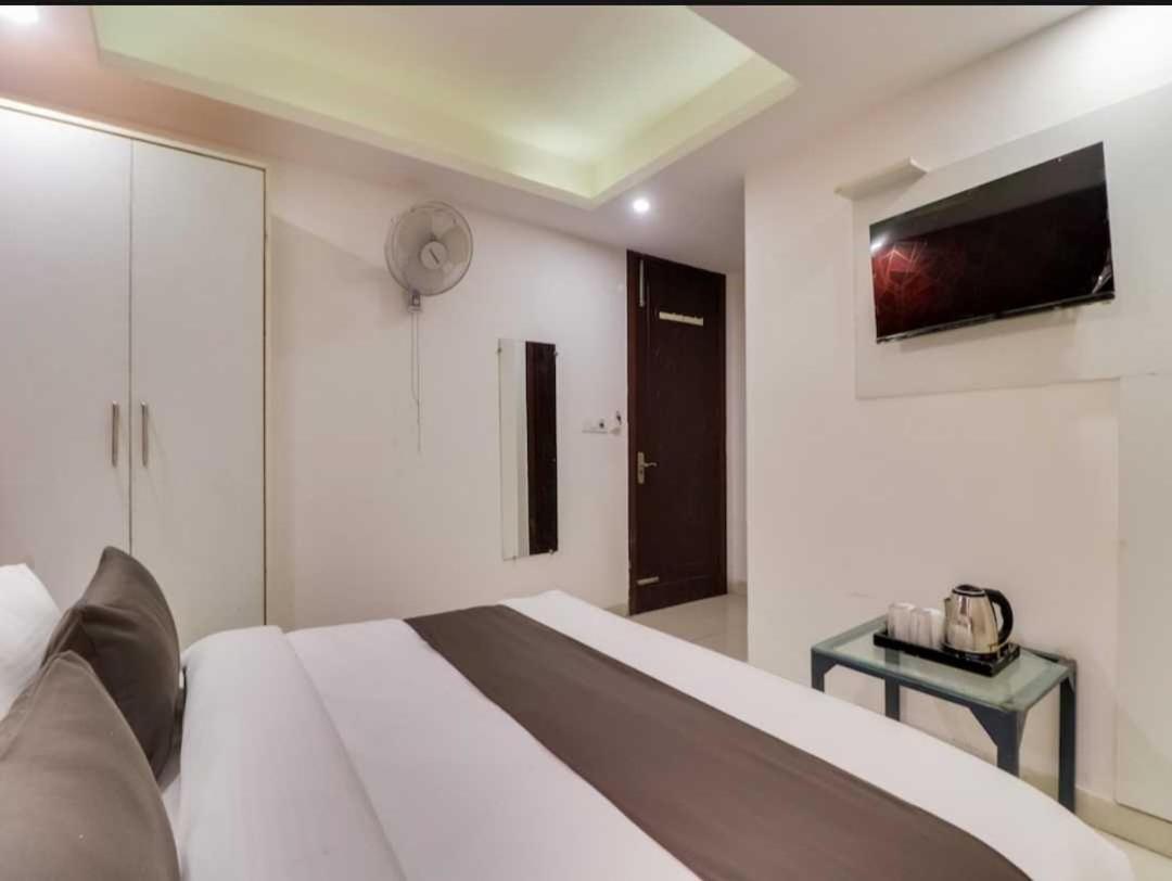 Hotel O Galaxy Stay Нью-Дели Экстерьер фото